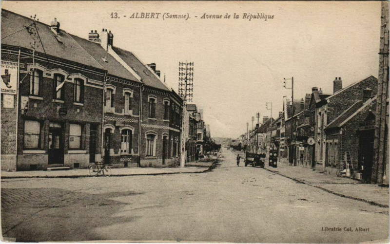 Carte postale ancienne Albert - Avenue de la Republique à Albert