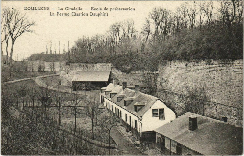 Carte postale ancienne Doullens - La Citadelle - Ecole de preservation à Doullens