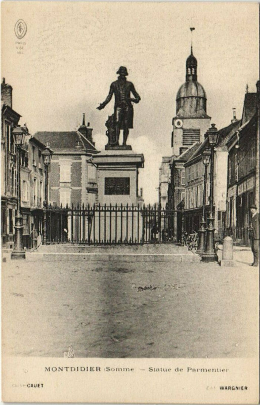 Carte postale ancienne Montdidier - Statue de Parmentier à Montdidier