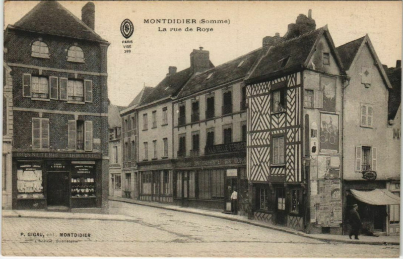 Carte postale ancienne Montdidier La rue de Roye à Montdidier