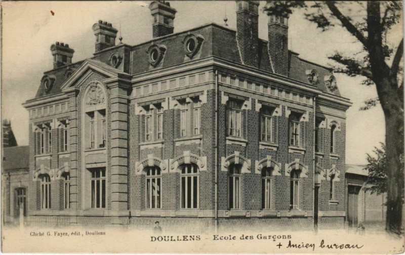 Carte postale ancienne Doullens - Ecole des Garcons à Doullens