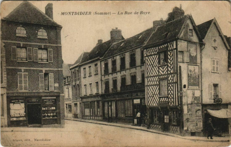 Carte postale ancienne Montdidier - La Rue de Roye à Montdidier