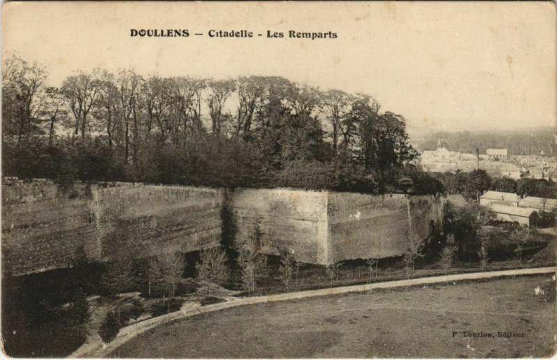 Carte postale ancienne Doullens - Citadelle - Les Remparts à Doullens