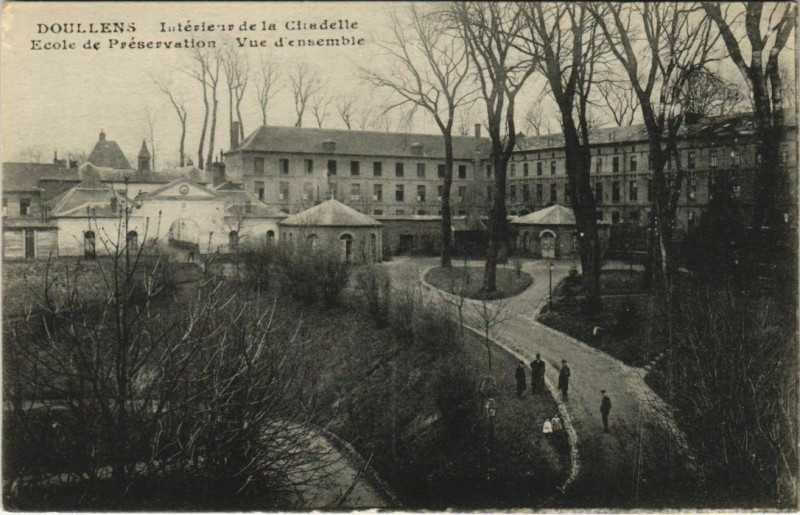Carte postale ancienne Doullens Int. de la Citadelle à Doullens