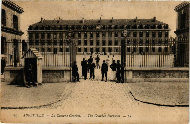 Carte postale ancienne Somme Abbeville La Caserne Courbet à Abbeville