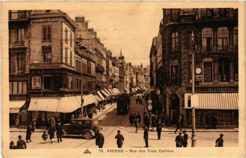 Carte postale ancienne Somme Amiens Rue des Trois Cailloux à Amiens
