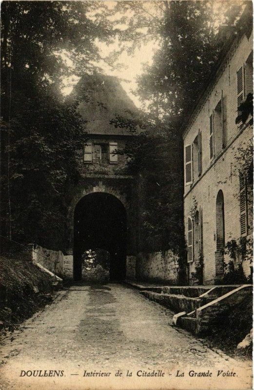Carte postale ancienne Somme Doullens Interieur de la Citadelle à Doullens