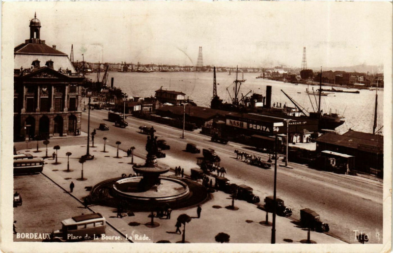 Carte postale ancienne Bordeaux Place de la Bourse la Rade