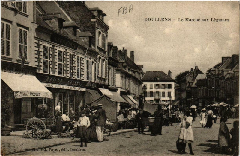 Carte postale ancienne Doullens Le Marche aux Legumes à Doullens