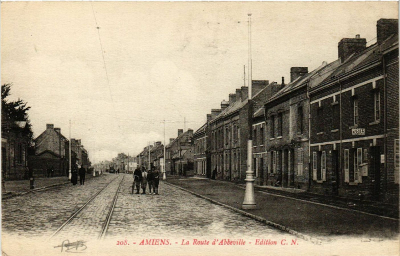 Carte postale ancienne Amiens - La Route d'Abbeville à Amiens