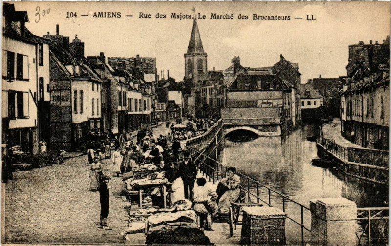Carte postale ancienne Amiens - Rue des Majots. Le Marché des Brocanteurs à Amiens
