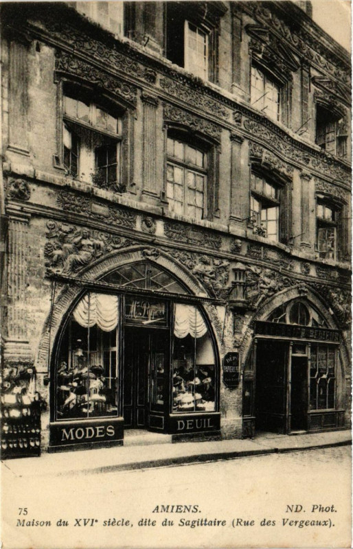 Carte postale ancienne Amiens - Maison du Xvi siecle dite du Sagittaire (Rue des Vergeaux à Amiens