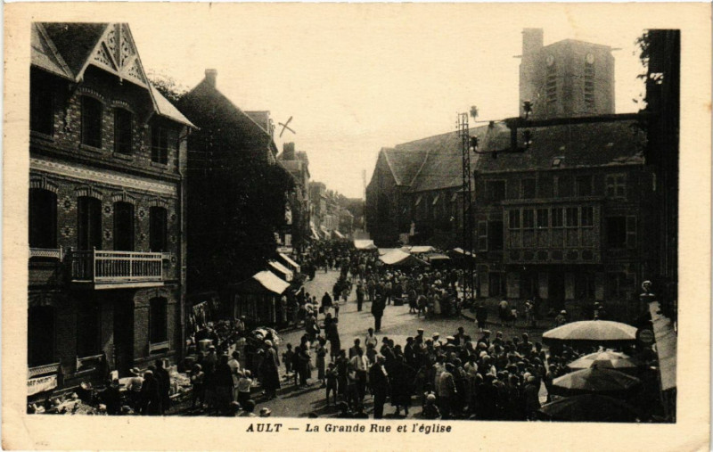 Carte postale ancienne Ault - La Grande Rue et l'Eglise à Ault