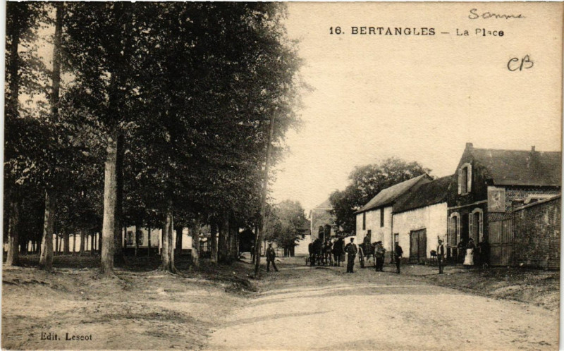 Carte postale ancienne Bertangles - La Place à Bertangles