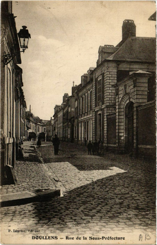Carte postale ancienne Doullens - Rue de la Sous-Prefecture à Doullens