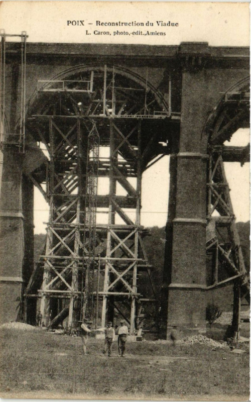 Carte postale ancienne Poix - Reconstruction du Viaduc