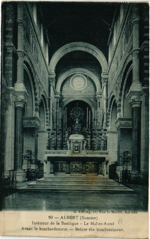 Carte postale ancienne Albert - Int. de la Basilique - Le Maitre-Autel à Albert