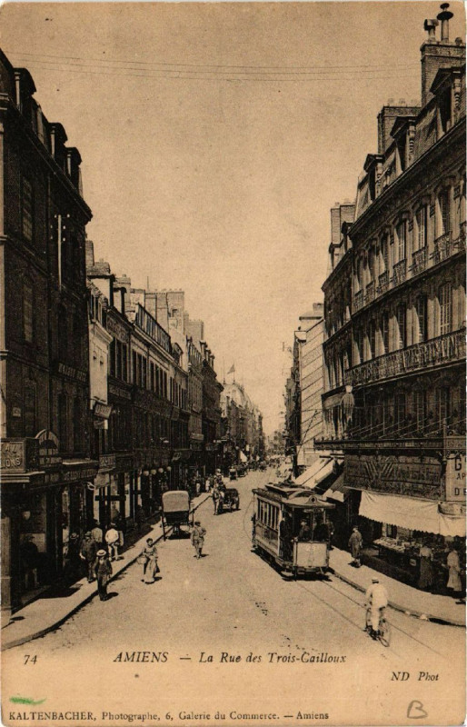 Carte postale ancienne Amiens - La Rue des Trois-Caillons à Amiens