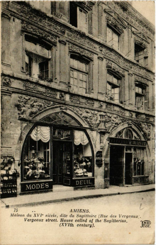 Carte postale ancienne Amiens - Maison du Xvi siecle dite du Sagittaire (Rue des Vergeaux à Amiens
