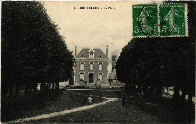 Carte postale ancienne Brutelles - La Place à Brutelles