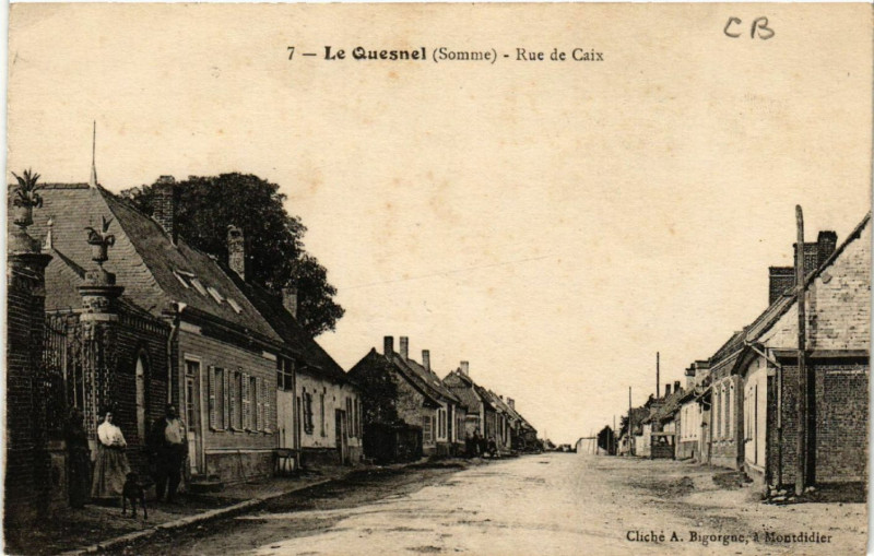 Carte postale ancienne Le Quesnel - Rue de Caix au Quesnel