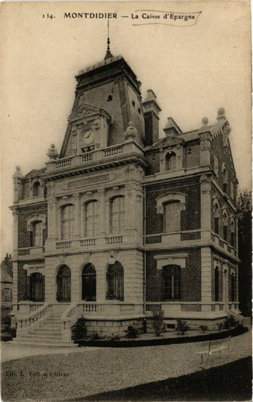 Carte postale ancienne Montdidier - La Caisse d'Epargne à Montdidier