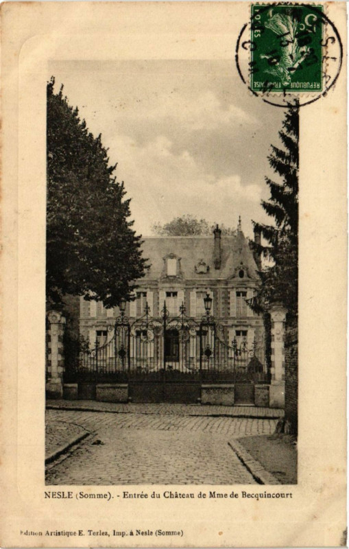 Carte postale ancienne Nesle - Entrée du Chateau de Me de Becquincourt à Nesle
