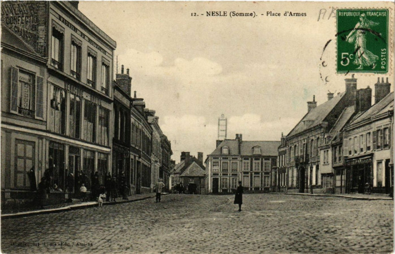 Carte postale ancienne Nesle - Place d'Armes à Nesle