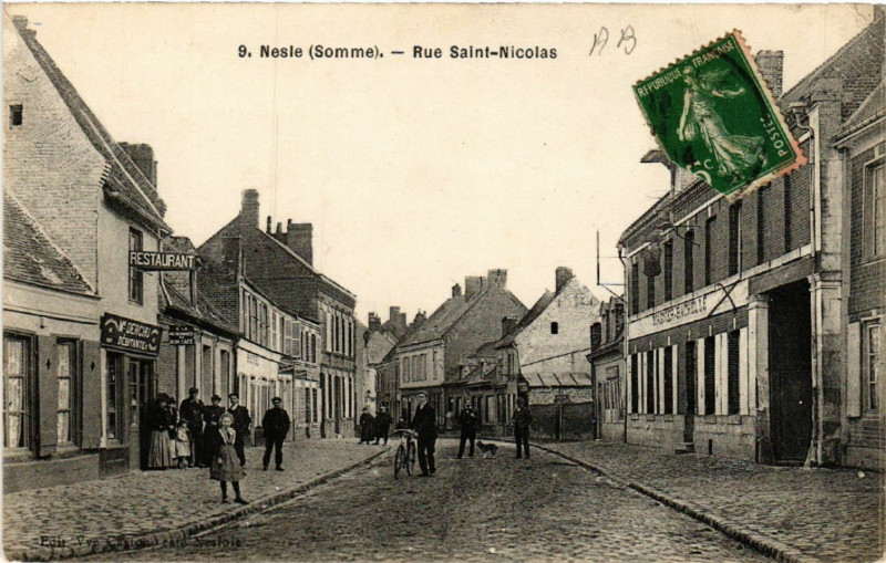Carte postale ancienne Nesle - Rue Saint-Nicolas à Nesle