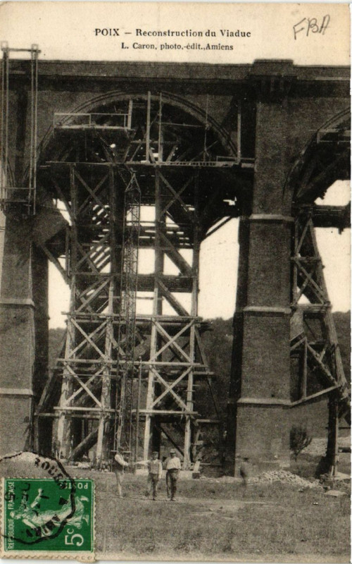 Carte postale ancienne Poix - Reconstruction du Viaduc