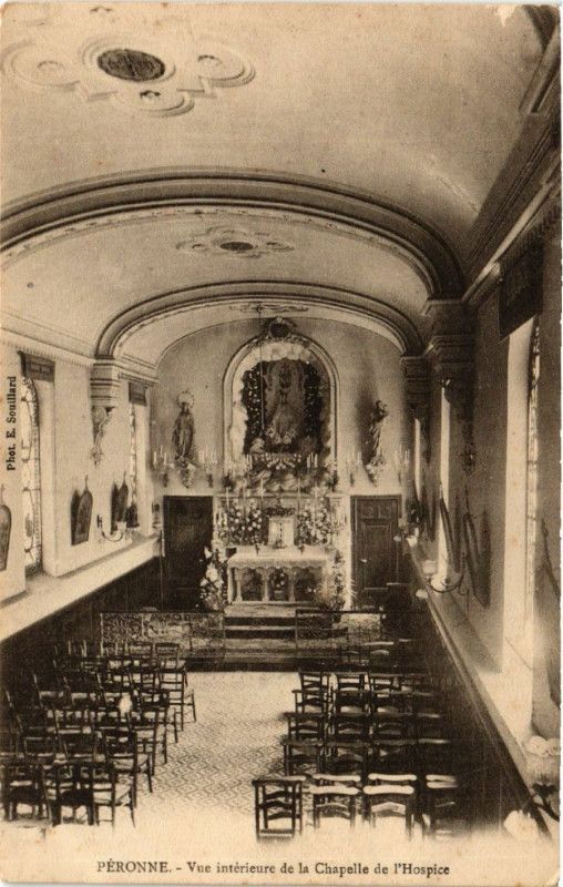 Carte postale ancienne Peronne - Vue Int. de la Chapelle de l'Hospice à Péronne