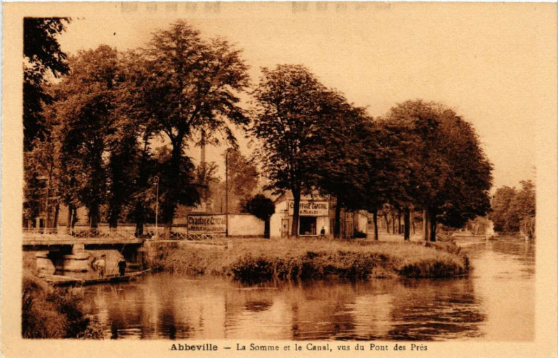 Carte postale ancienne Abbeville - La Some et le Canal vus du Pont des Pres à Abbeville