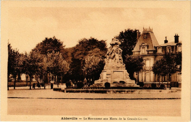 Carte postale ancienne Abbeville - Le Mon. aux Morts de la Grande-Guerre à Abbeville