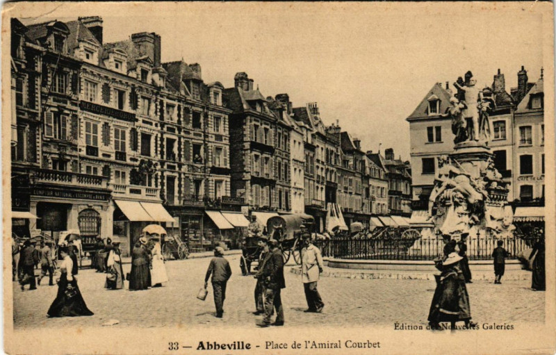 Carte postale ancienne Abbeville - Place de l'Amiral Courbet à Abbeville
