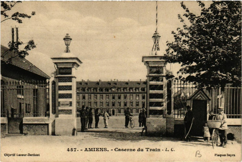Carte postale ancienne Amiens - Caserne du Train à Amiens