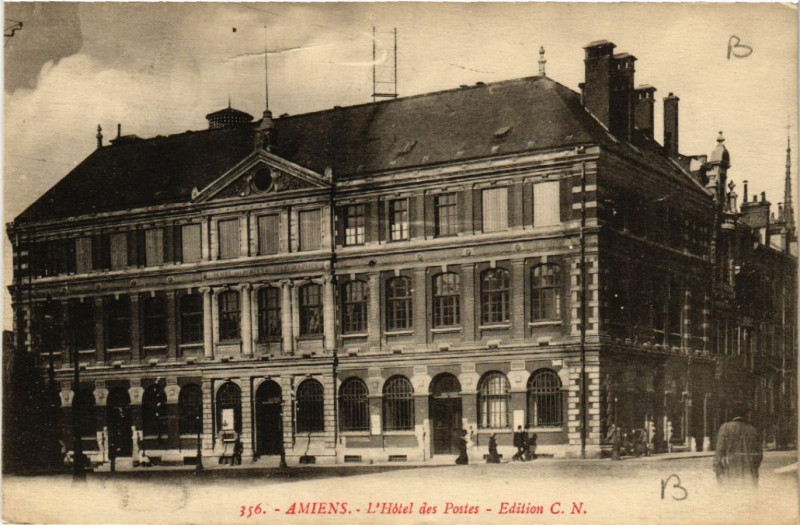 Carte postale ancienne Amiens - L'Hotel des Postes à Amiens