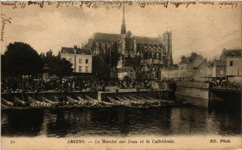 Carte postale ancienne Amiens - Le Marché sur l'eau et la Cathédrale à Amiens