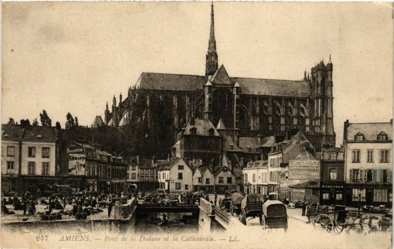 Carte postale ancienne Amiens - Pont de la Dodane et la Cathédrale à Amiens