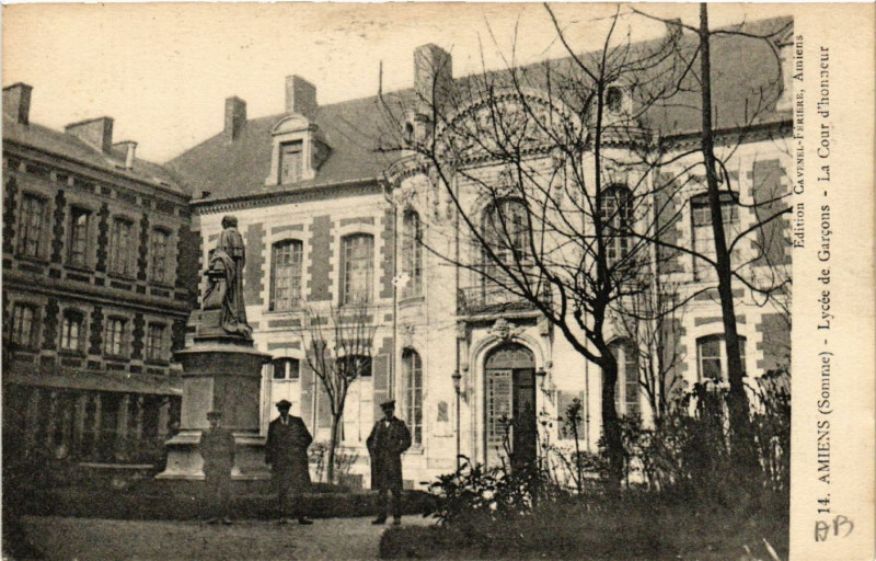 Carte postale ancienne Amiens - Lycée de Gracons - La Cour d'honneur à Amiens