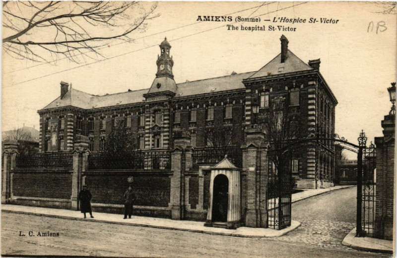 Carte postale ancienne Amiens - L'Hospice Saint-Victor - The hospital Saint-Victor à Amiens