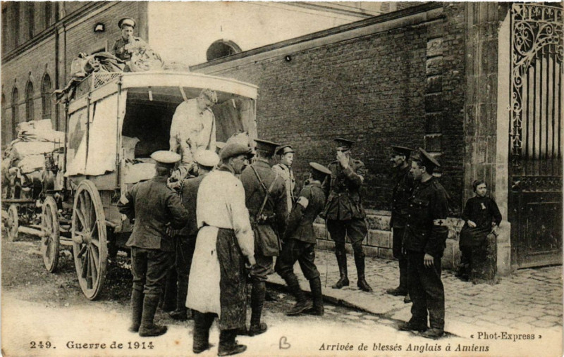 Carte postale ancienne Guerre de 1914 - Arrivée de blesses Anglais a Amiens à Amiens