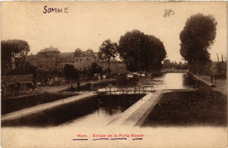 Carte postale ancienne Ecluse de la Porte Noyon à Ham