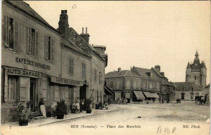 Carte postale ancienne Rue - Place des Marches à Rue