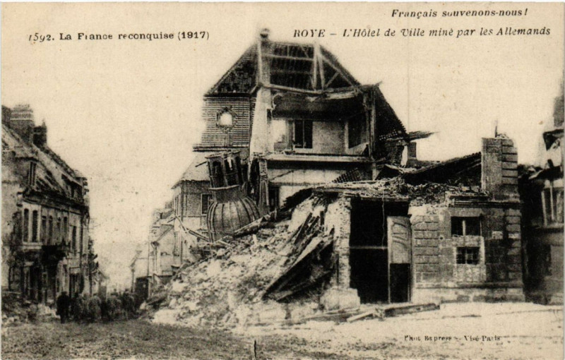 Carte postale ancienne La France reconquise (1917) - Roye - L'Hotel de Ville mine par les à Roye