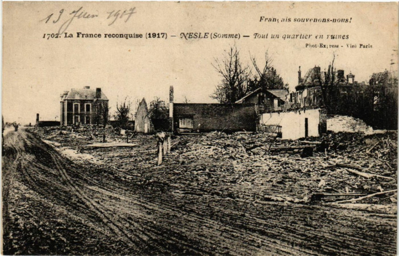 Carte postale ancienne La France reconquise (1917) - Nesle - Tout un quartier à Nesle