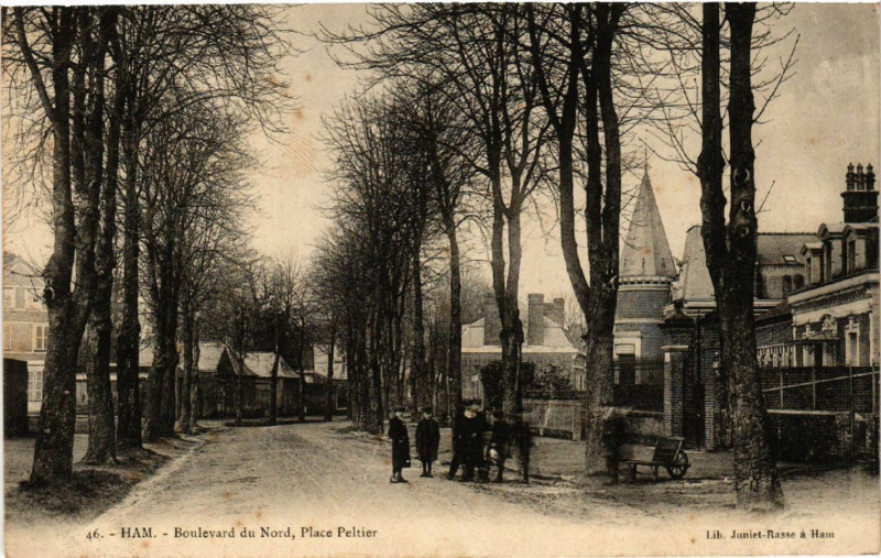 Carte postale ancienne Boulevard du Nord, Place Peltier à Ham