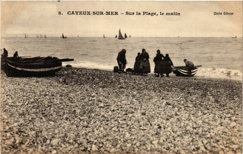 Carte postale ancienne Cayeux-sur-Mer - Sur la Plage le matin à Cayeux-sur-Mer
