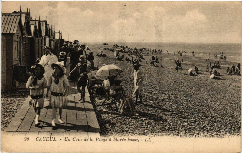 Carte postale ancienne Cayeux - Un Coin de la Plage a Marée basse à Y