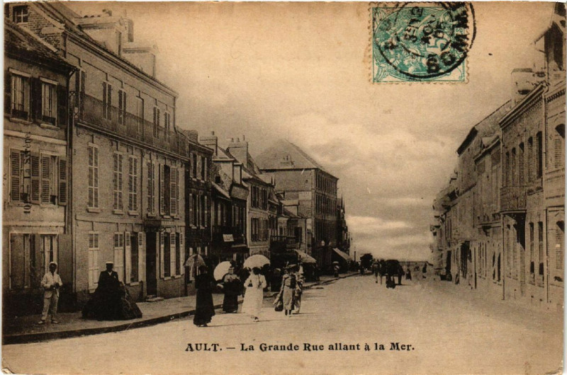 Carte postale ancienne Ault - La Grande Rue allant a la Mer à Ault
