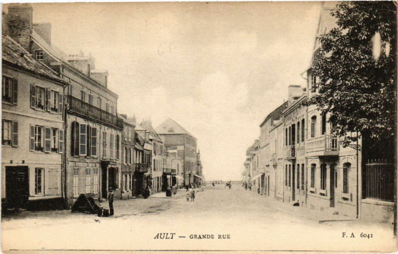 Carte postale ancienne Ault - Grande Rue à Ault